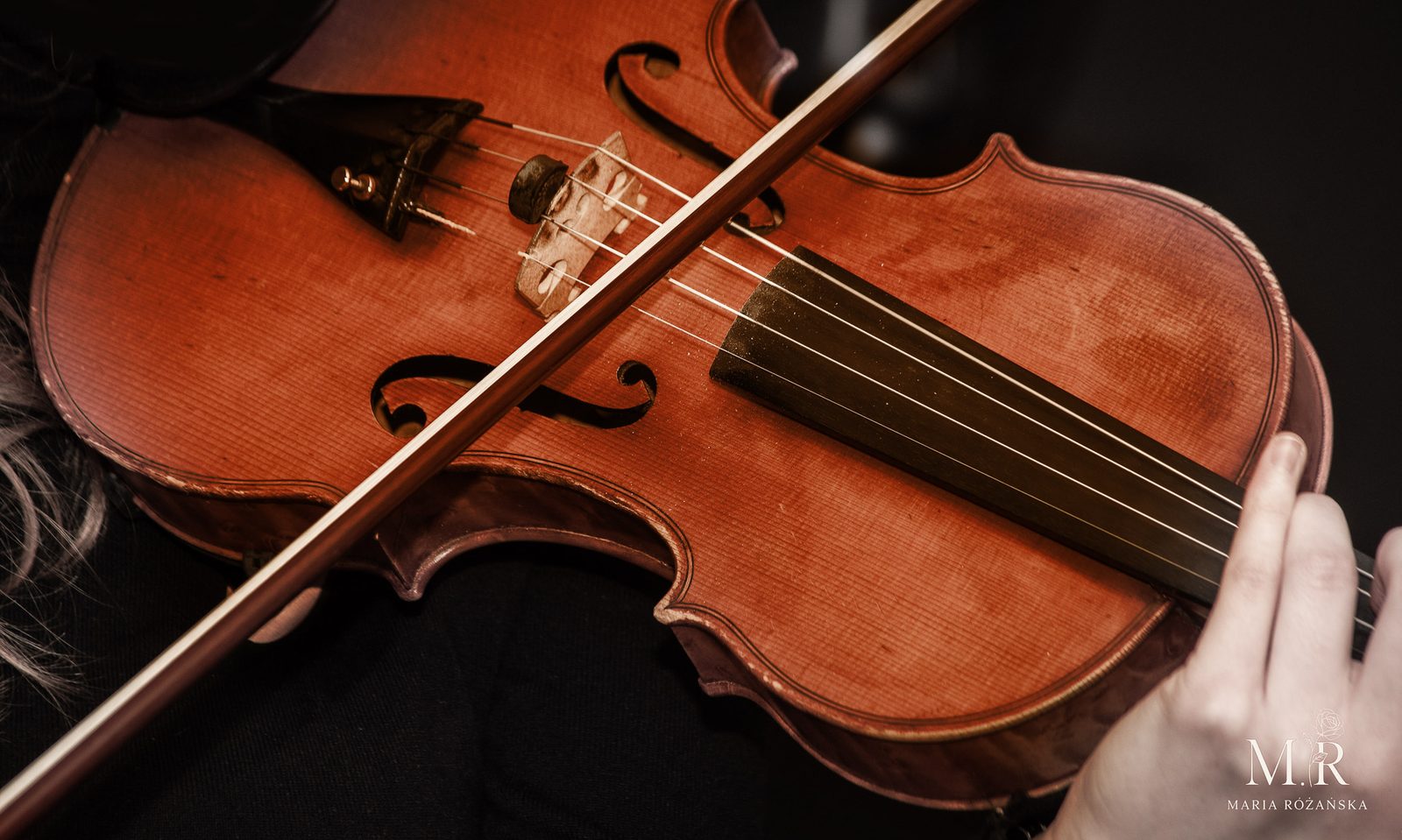 Sesja biznesowa z instrumentem — skrzypce